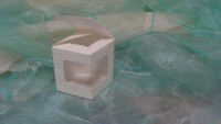 SCATOLA PANNA IN MACRAME' CON FINESTRA TRASPARENTE 8X8X10 cm